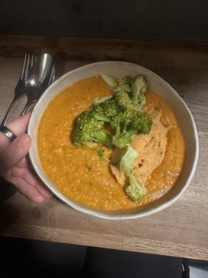 Red pot with hummus and broccoli   at Daily Pot in Bergen