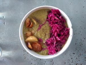 Green pot (small) with cold roasted potato and pickled red cabbage toppings at Daily Pot in Bergen