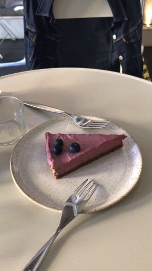 Raspberry rawcake at Daily Pot in Bergen