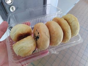 Tau Sar paih at Almond Bakery 杏仁烘培坊 in West Singapore