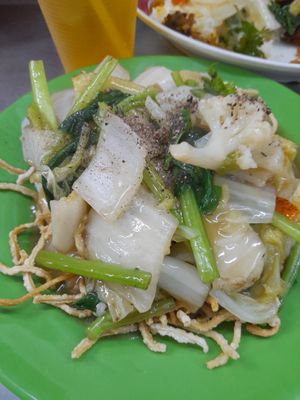 Crispy fried noodles at Giac Duc in Ho Chi Minh City