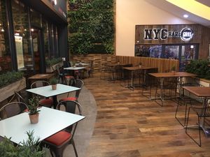 Outside seating area at Zizzi in Hull