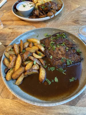 Steak mit Kartoffelecken und Bratensoße  #Veganuary at Weingut Trautwein - Restaurant & Hotel in Flonheim