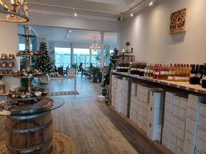 Lobby with small shop at Weingut Trautwein - Restaurant & Hotel in Flonheim