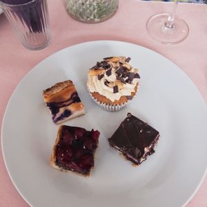 Vegan cake selection at Weingut Trautwein - Restaurant & Hotel in Flonheim