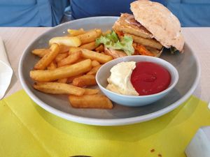 asia burger mit pommes at Weingut Trautwein - Restaurant & Hotel in Flonheim