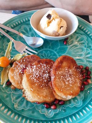 nachtisch: apfelpancakes mit eis at Weingut Trautwein - Restaurant & Hotel in Flonheim