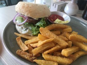 Greek Burger with fries, ketchup and aioli at Weingut Trautwein - Restaurant & Hotel in Flonheim
