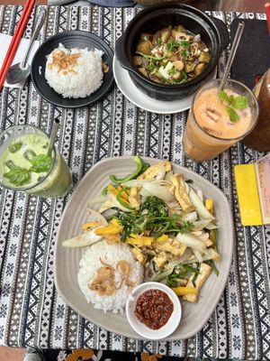 Food and drinks   at Nook Eatery in Hue