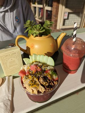 Acai bowl + chaos smoothie 🤤 at RAWR Bar in Apollo Bay