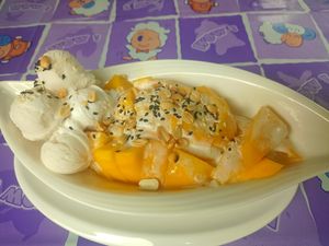 Sticky rice with mango and ice cream 😋 at Kohco Man in Koh Phayam