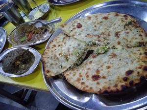Meal with massive naan at Kake di Hatti in New Delhi