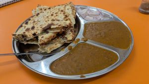 Naan and dal at Kake di Hatti in New Delhi