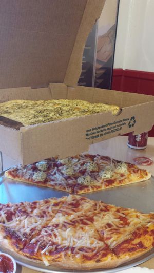 Top: vegan bread sticks (garlic, basil, olive oil, amazing!)
Bottom: vegan ricotta (tofu-based) and violife vegan parmesan pizza (amazing crust!) at Trail Rider in Cedar Crest