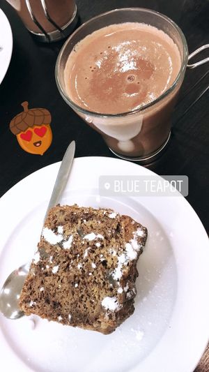 Chocolat chaud vegan au lait d’amande et carrot cake vegan et sans gluten at Blue Teapot in Toulouse