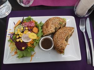 Vegan bagel with salad at Blue Teapot in Toulouse