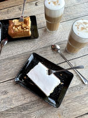 Meins (unten): Veganer Zitronenkuchen, sehr lecker! Dazu einen Latte Macchiato mit Hafermilch.   at Kaffeerösterei in Sylt