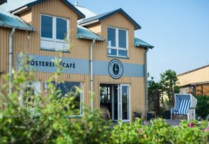Front view of the cafe at Kaffeerösterei in Sylt