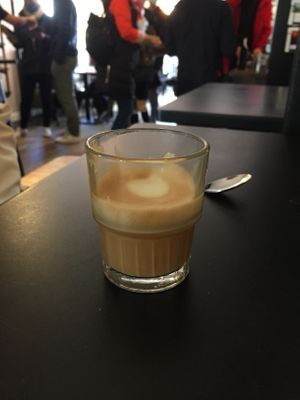 Flat White für €3,50 at Kaffeerösterei in Sylt