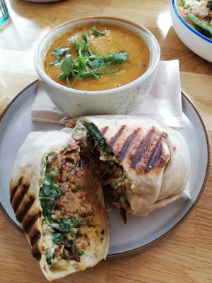 Fried chicken wrap amb extra de formatge + sopa del dia at Serenity Now in Glasgow