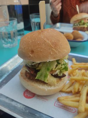 'Chicken' Burger at Essential Vegan @ Ten to One Bar in North London