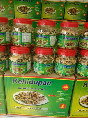 Kerupuk rumput laut at Satu Dunia Satu Cinta - Jalan A1 in Jakarta