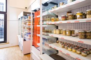 The dishes are in jars at Dream & Food in Brussels