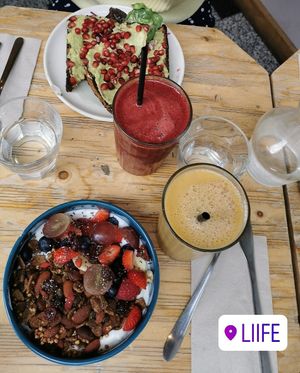 Un bon brunch pour bien commencer la semaine at LIIFE in Paris