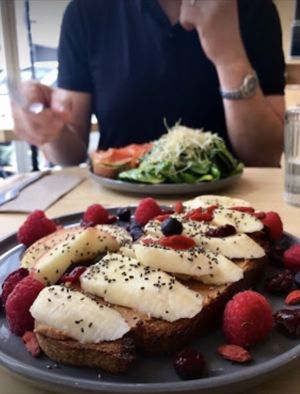 TOAST PEANUTBUTTER& BANANA at LIIFE in Paris