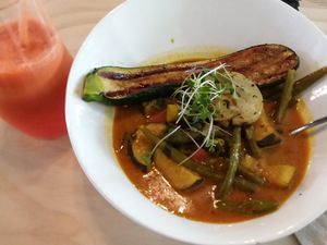 Panaag curry with brown rice, and Sunset juice at Cafe Nutrients in Naples