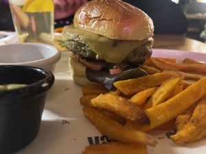Hamburguesa de alcachofas con patatas dulces  at Arsenio Manila in Cadiz