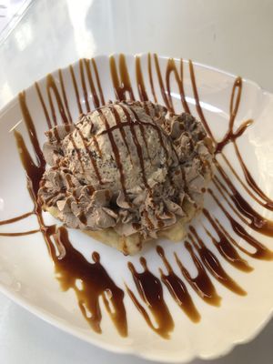 waffle topped with caramel ice cream and cream (3,50€) at Vegan Bombon in Alicante