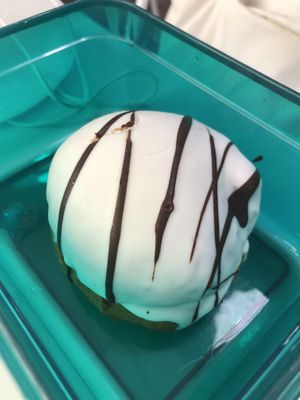 Donut kind of thing with „kinder“-filling (milk-chocolate-cream) at Vegan Bombon in Alicante