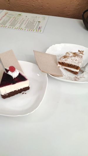 Tarta de queso y tarta de zanahoria at Vegan Bombon in Alicante