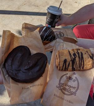 Nepolitana, donut, cafe bombon at Vegan Bombon in Alicante