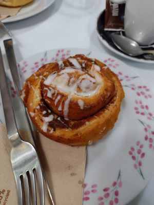 Delicious cinnamon roll at Vegan Bombon in Alicante