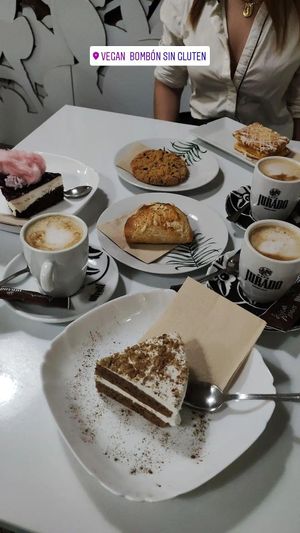 Tarta de zanahoria, tarta de queso, empanadilla, cookie, milhoja de crema y cafés. at Vegan Bombon in Alicante