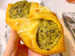 Súper crujiente pañuelo de hojaldre relleno de espinacas y queso.   at Vegan Bombon in Alicante