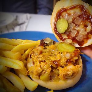 Sabrosa Hamburguesa pullet pork de jack fruit  at Vegan Bombon in Alicante