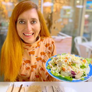 Mi cara de felicidad con la súper ensalada  at Vegan Bombon in Alicante