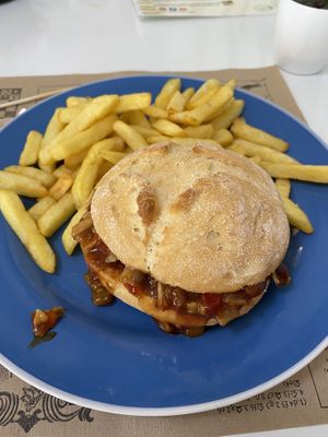 “Pulled pork” jackfruit sandwich. Great flavor!   at Vegan Bombon in Alicante