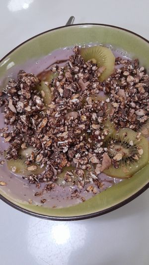 Bowl de açai con superalimento y kiwi. at Vegan Bombon in Alicante