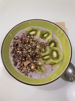 Yoghurt with granola and kiwi  at Vegan Bombon in Alicante