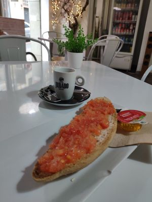 Desayuno Tostada con tomate at Vegan Bombon in Alicante