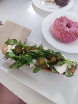 Vegan cheese on toast at Vegan Bombon in Alicante