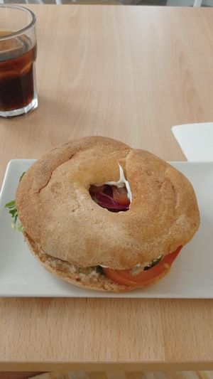 Pa fet al mateix bar ✨ tot vegà i sense gluten! El no tuna boníssim 🔥 I el lloc està a 10 min de l'estació de bus d'Alacant, cosa que va perfecte! at Vegan Bombon in Alicante