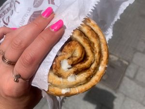 Cinnamon roll at Vegan Bombon in Alicante