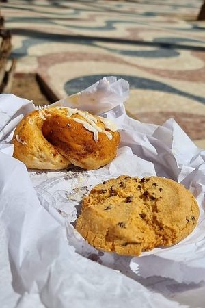 Cinnamon roll and cookie at Vegan Bombon in Alicante