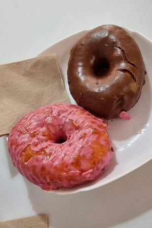 Doughnuts (chocolate and strawberry) at Vegan Bombon in Alicante