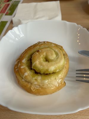 Pistachio cinnamon roll   at Vegan Bombon in Alicante